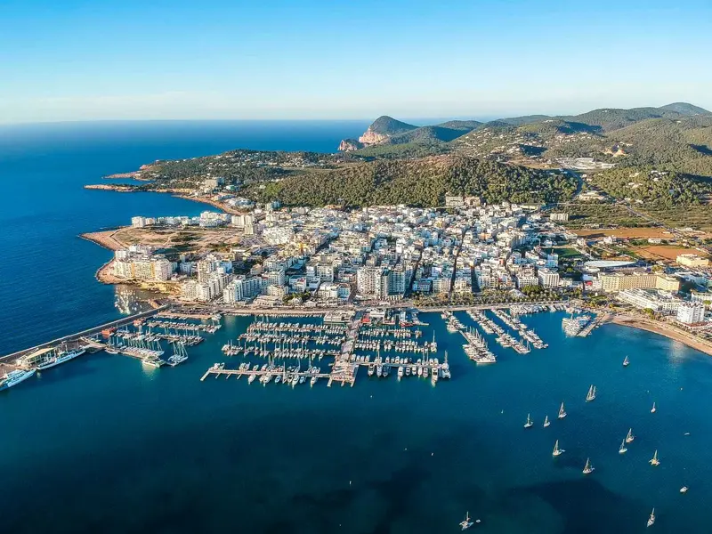 Vista de Sant Antoni de Portmany para el directorio de Empresas de alquiler de maquinaria