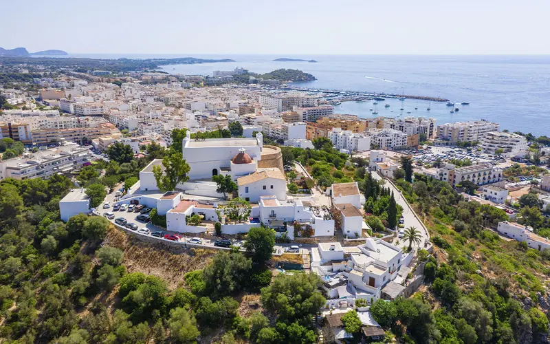 Vista de Santa Eulària Des Riu para el directorio de Empresas de alquiler de maquinaria